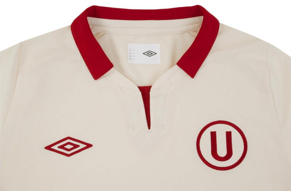 [Imagen: Universitario-Umbro-2013-02.jpg]