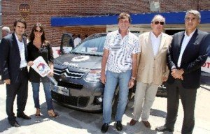 Representantes de Boca Jrs y Total en la entrega del auto.Entrenamiento de Boca Jrs.6 de diciembre de 2011.Complejo Pedro Pompilio.Foto: Javier Garcia Martino / Photogamma.
